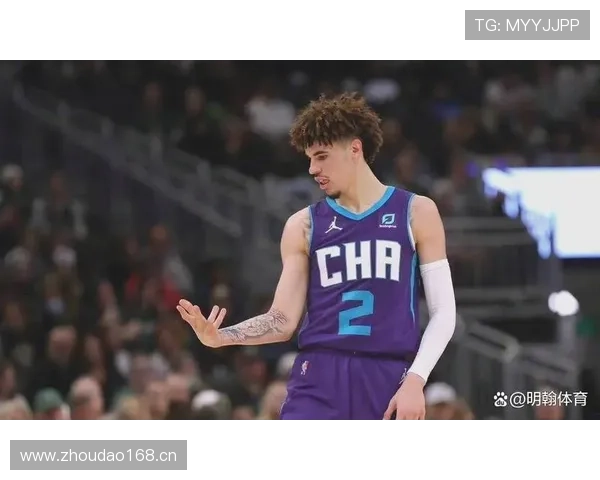 拉梅洛·鲍尔利用挡拆创造投篮机会，助力黄蜂提升关键时刻得分效率